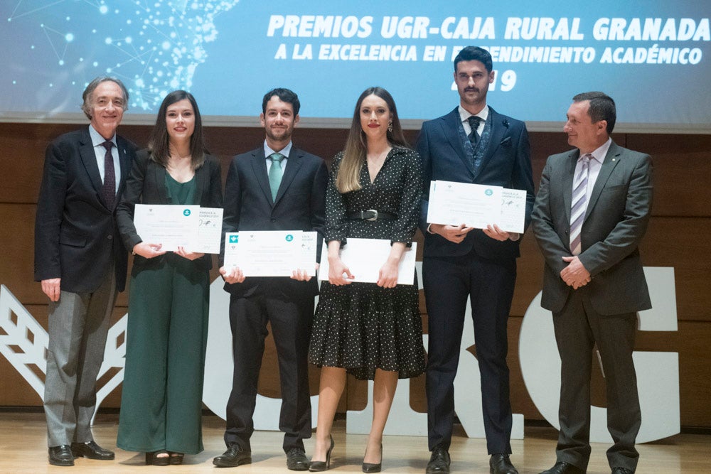 La sede central de la caja de ahorros fue el escenario de la entrega de los premios a la excelencia académica en un emotivo acto presentado por la periodista Encarna Ximénez de Cisneros.