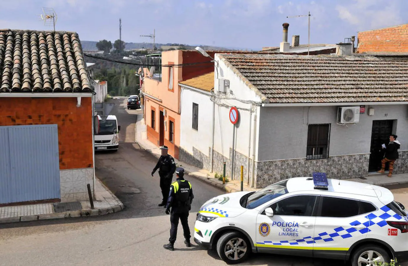 Un tiroteo en Linares acaba con impactos de bala en una vivienda y en un coche