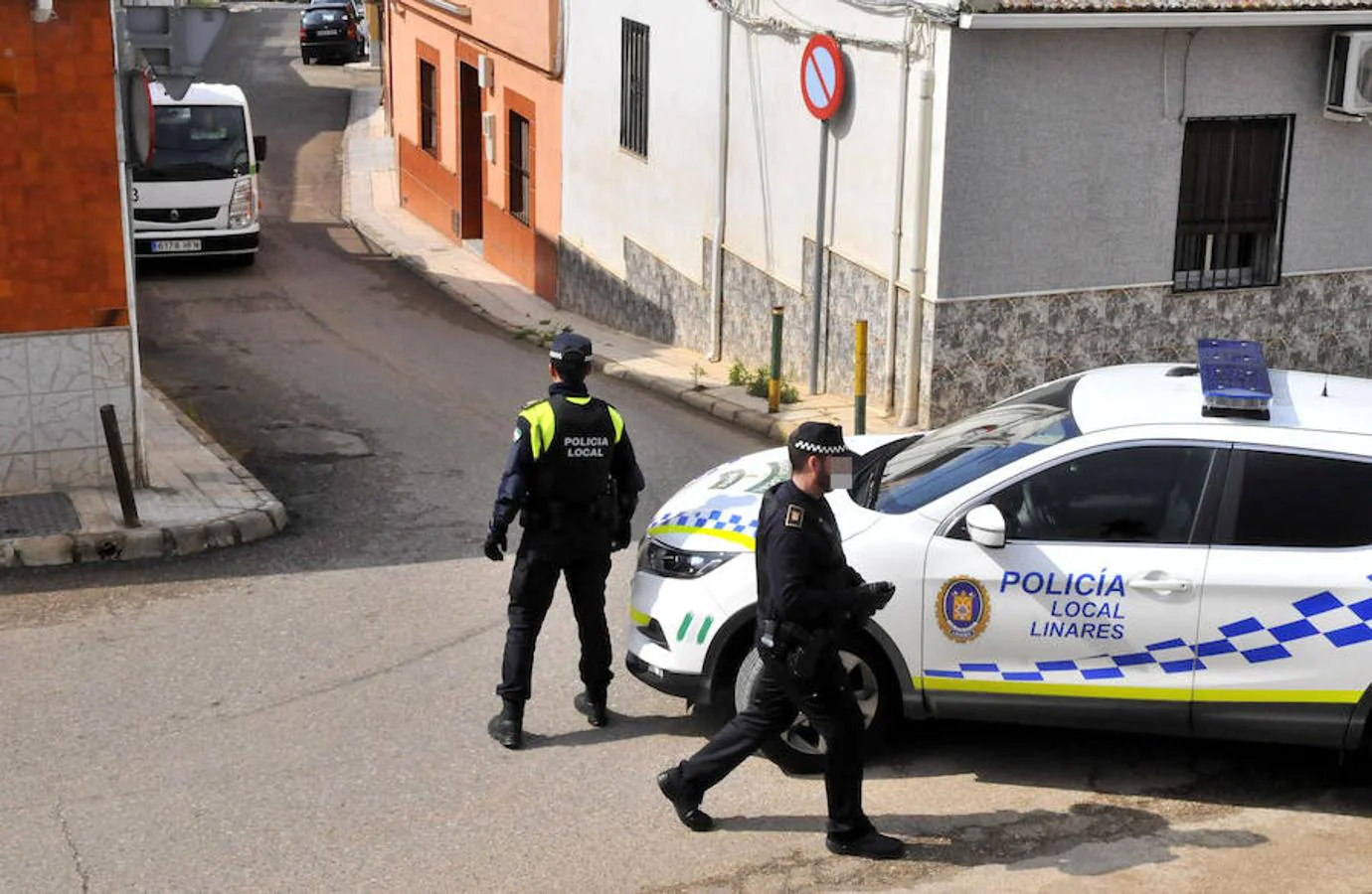 Un tiroteo en Linares acaba con impactos de bala en una vivienda y en un coche