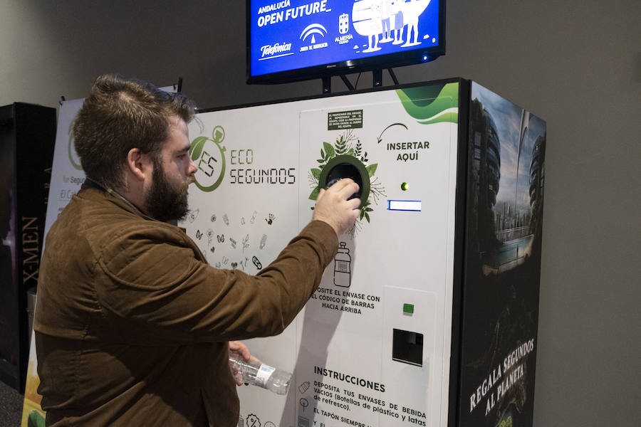 2. Introducimos el envase o envases a reciclar por el hueco de la máquina siguiendo las instrucciones.
