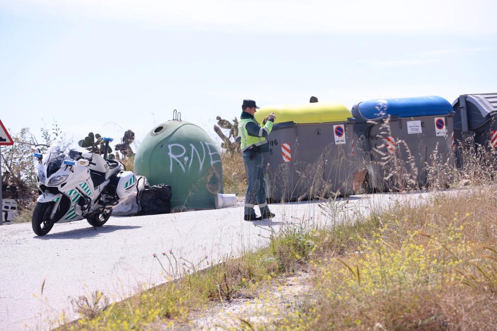 Un hombre ha perdido la vida al salirse de la vía y chocar contra una señal de tráfico