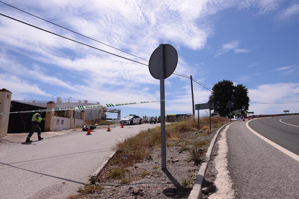 Un hombre ha perdido la vida al salirse de la vía y chocar contra una señal de tráfico
