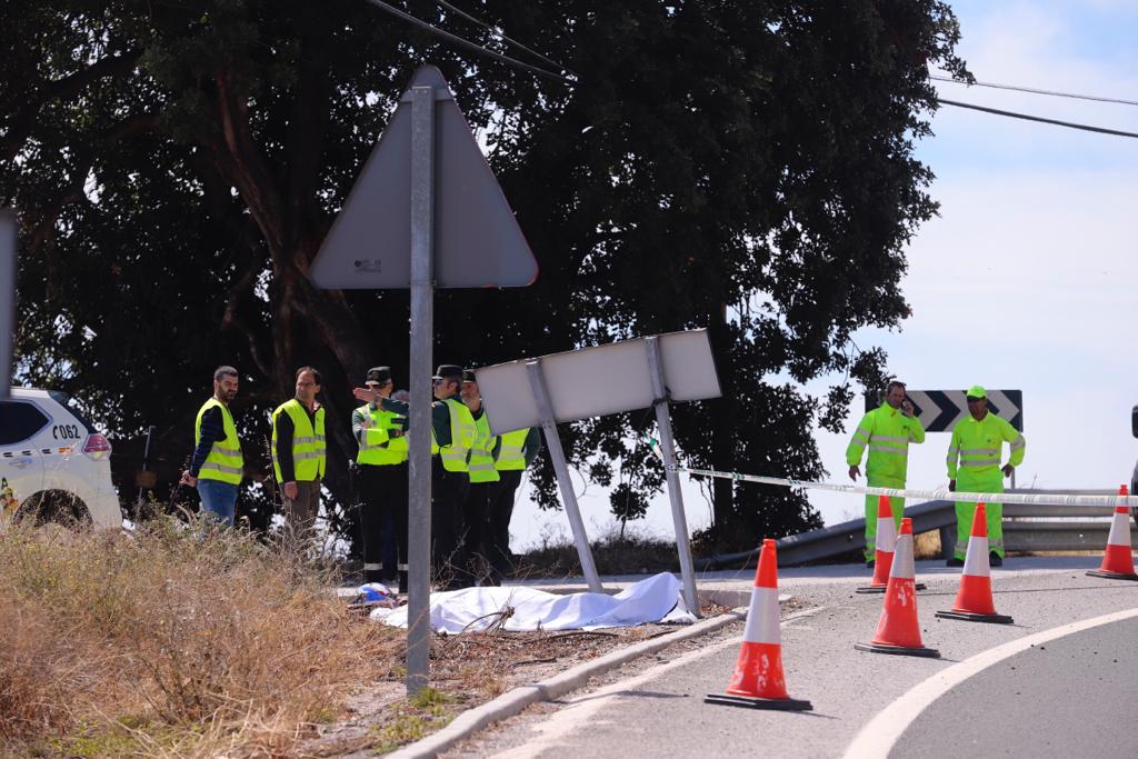 Un hombre ha perdido la vida al salirse de la vía y chocar contra una señal de tráfico