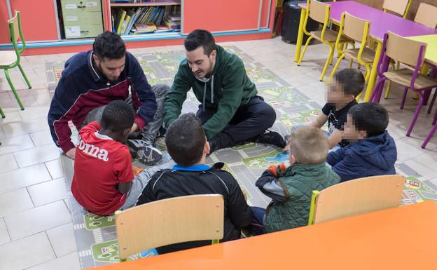 En el centro de la Asociación Almanjáyar en Familia dan clases de apoyo a cerca de un centenar de niños. 