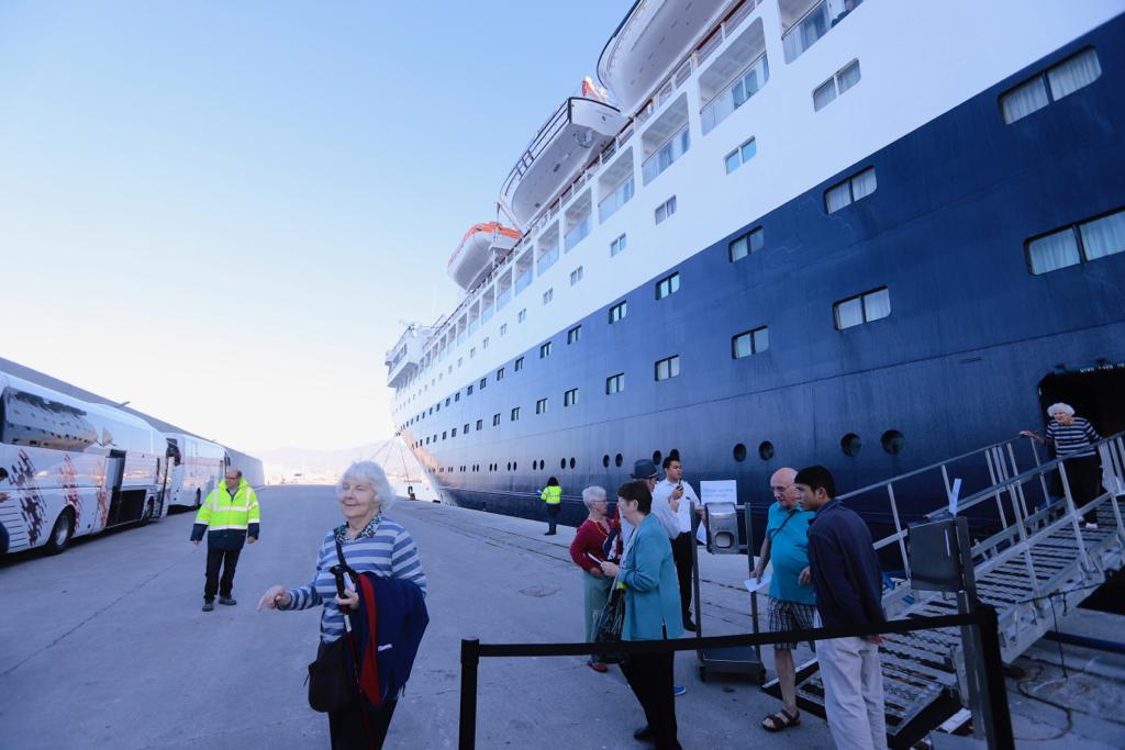 Pasajeros del crucero Saga Saphir que ha hecho escala hoy miércoles en Motril. 