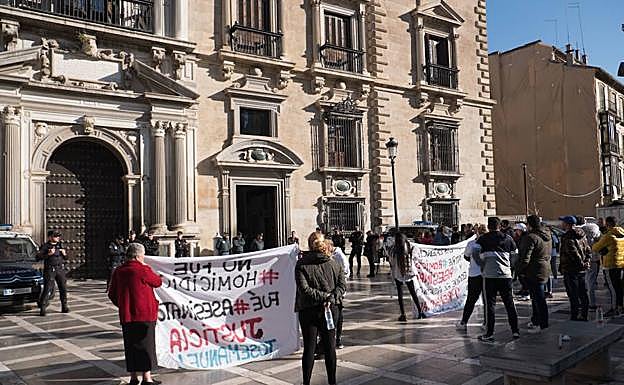 Un policía vela por el orden en Plaza Nueva, donde los manifestantes pidieron la 'máxima condena« para 'El Chelines' el pasado 1 de abril.