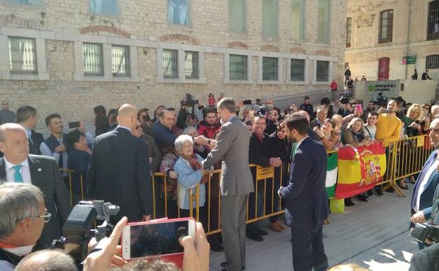 El Rey Felipe VI saludando al público presente a las puertas del Teatro Infanta Leonor. 