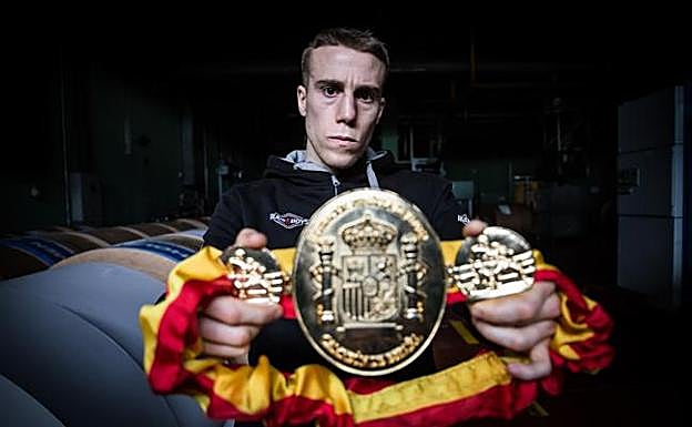 John Carter, alias 'El Francotirador', enseña a la cámara el cinturón por el que, literalmente, está dispuesto a partirse la cara este sábado en Ibiza. 