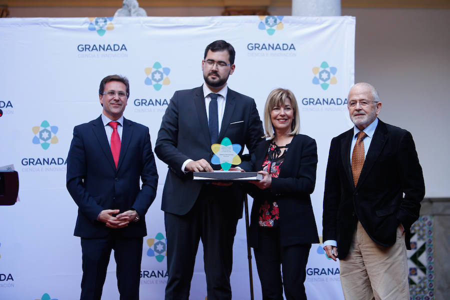 Los premios Granada, ciudad de la Ciencia y la Innovación cumplen su segunda edición con la buena noticia de que se han presentado el doble de candidaturas que en la primera. El patio del Ayuntamiento acogió la entrega, que contó con una divertida actuación