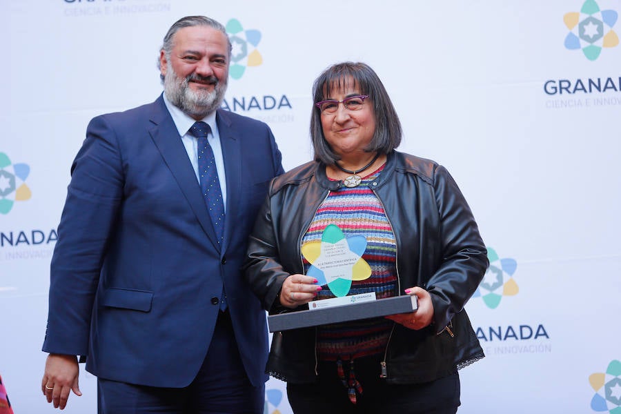 Los premios Granada, ciudad de la Ciencia y la Innovación cumplen su segunda edición con la buena noticia de que se han presentado el doble de candidaturas que en la primera. El patio del Ayuntamiento acogió la entrega, que contó con una divertida actuación