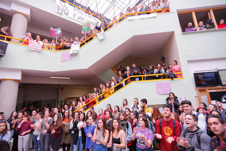 Masiva concentración en la facultad de Educación contra los presuntos casos de acoso denunciados en la facultad de Educación.