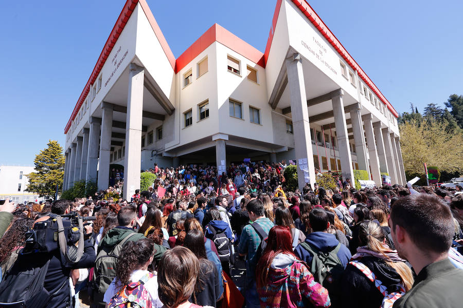 Masiva concentración en la facultad de Educación contra los presuntos casos de acoso denunciados en la facultad de Educación.