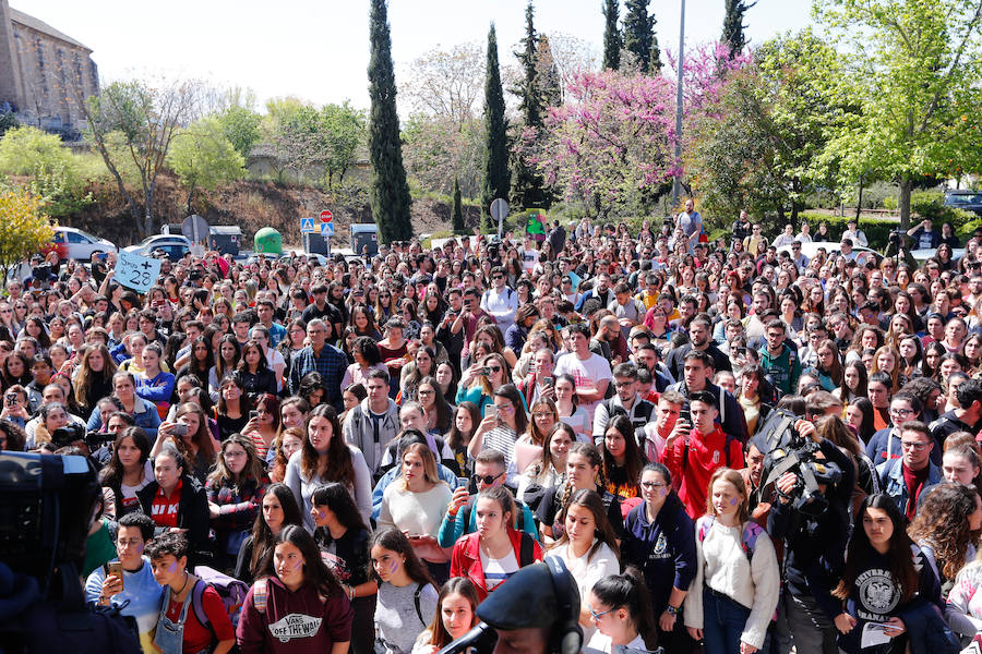 Masiva concentración en la facultad de Educación contra los presuntos casos de acoso denunciados en la facultad de Educación.