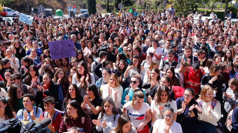 Masiva concentración en la facultad de Educación contra los presuntos casos de acoso denunciados en la facultad de Educación.