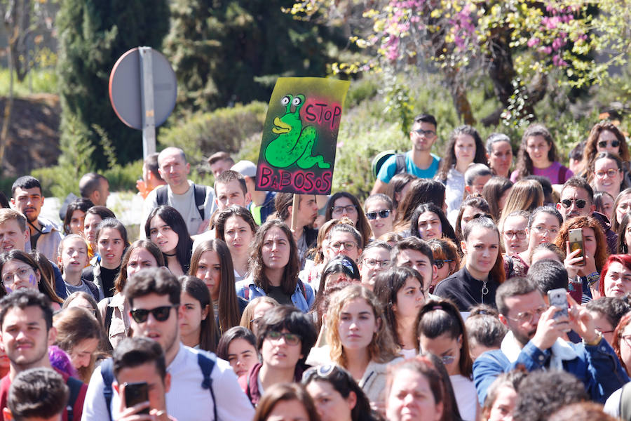 Masiva concentración en la facultad de Educación contra los presuntos casos de acoso denunciados en la facultad de Educación.