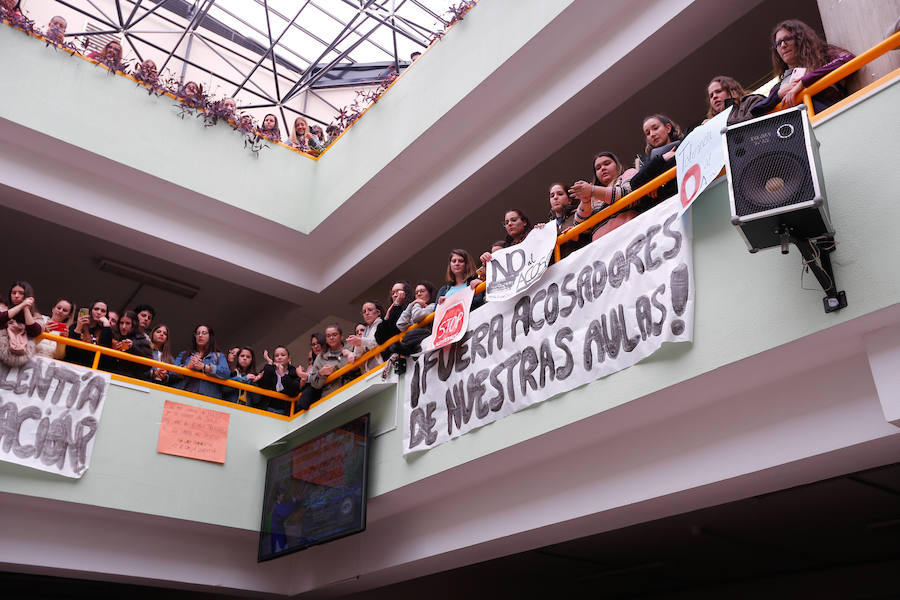 Masiva concentración en la facultad de Educación contra los presuntos casos de acoso denunciados en la facultad de Educación.