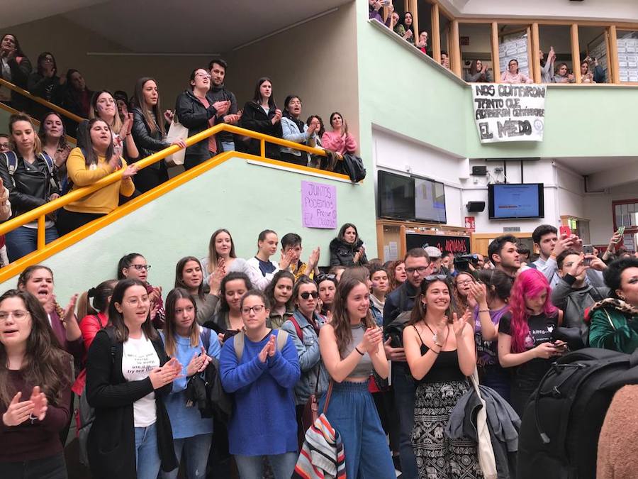 Masiva concentración en la facultad de Educación contra los presuntos casos de acoso denunciados en la facultad de Educación.
