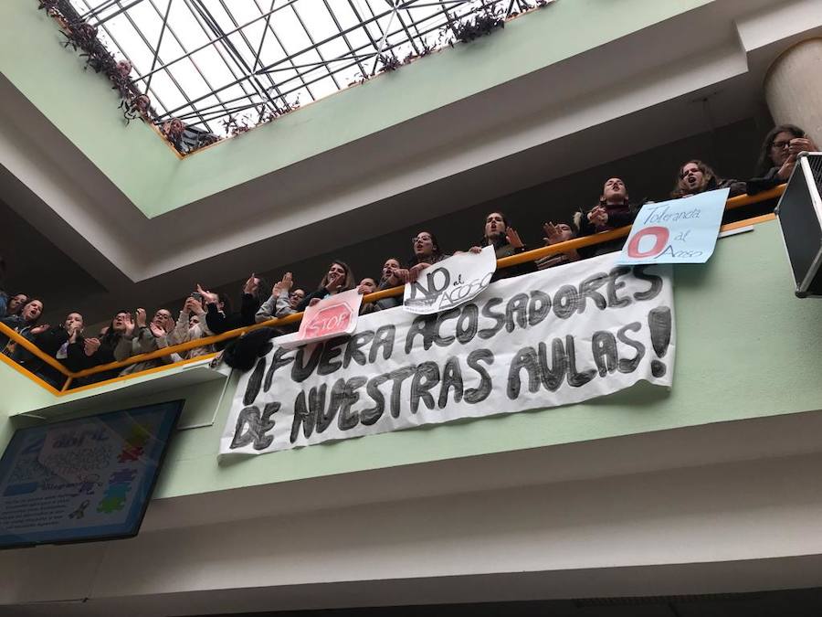 Masiva concentración en la facultad de Educación contra los presuntos casos de acoso denunciados en la facultad de Educación.