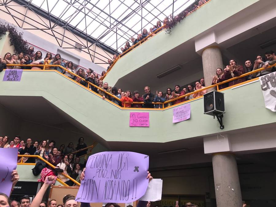 Masiva concentración en la facultad de Educación contra los presuntos casos de acoso denunciados en la facultad de Educación.