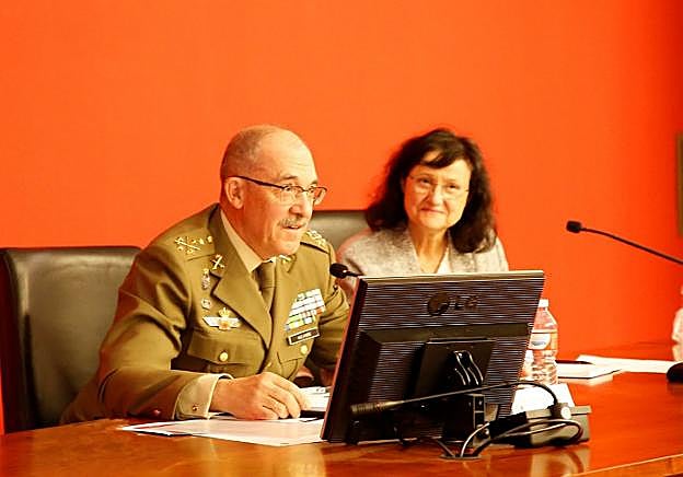 El JEMAD, junto a la directora del IUGM.