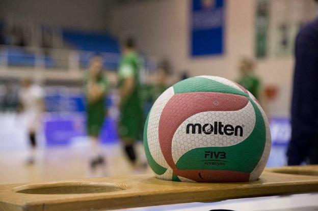 El balón espera la batalla en la que Unicaja Almería quiere imponerse para luchar por el primer punto de la semifinal.