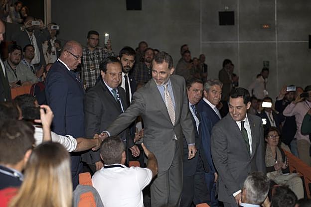 Felipe VI saluda al público a su entrada al Congreso de Asaja, en el Teatro Infanta Leonor. 