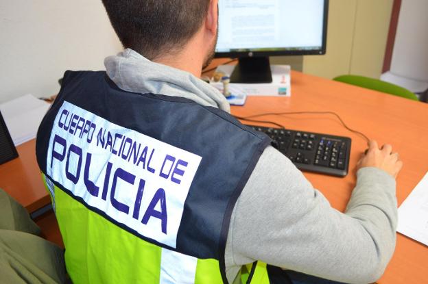 Un agente de Policía Nacional en la Comisaría de Almería.