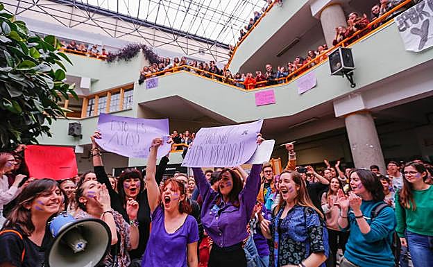 Concentración desarrollada ayer en la Facultad de Ciencias de la Educación en apoyo a las chicas que han denunciado los casos de acoso.