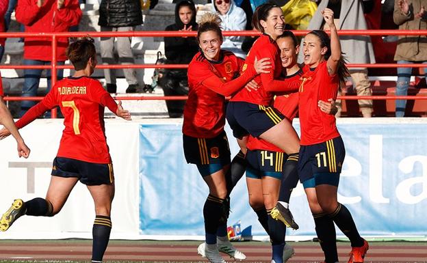 Las jugadoras de la selección española celebran uno de los goles.