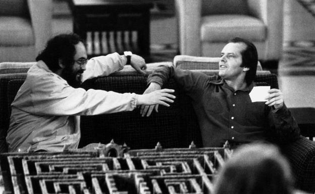 Imagen principal - Stanley Kubrick junto a Jack Nicholson en el rodaje de 'El resplandor' frente a la maqueta del laberinto vegetal del hotel Overlook, que el realizador conservó en una esquina de su salón. Abajo, en el set de su última película, 'Eyes Wide Shut', y durante el rodaje de 'La naranja mecánica' en 1970.