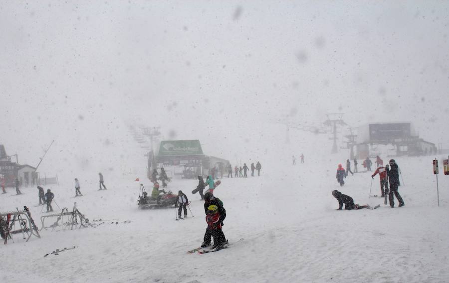 Las bajas temperaturas han vuelto con el mes de abril y en Sierra Nevada ha vuelto a caer nieve 