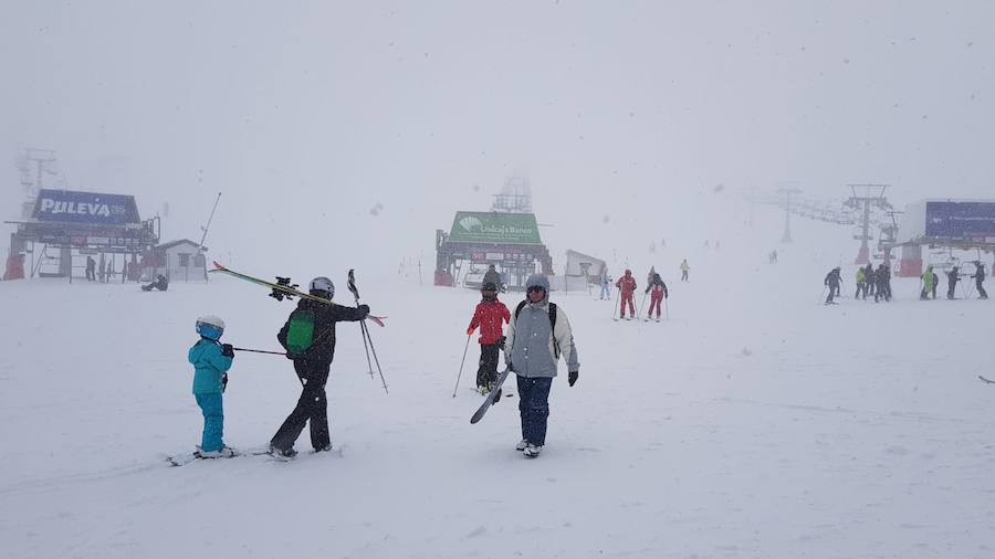 Las bajas temperaturas han vuelto con el mes de abril y en Sierra Nevada ha vuelto a caer nieve 