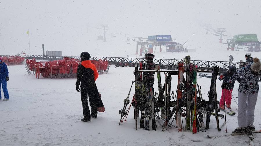 Las bajas temperaturas han vuelto con el mes de abril y en Sierra Nevada ha vuelto a caer nieve 