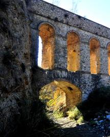 Imagen secundaria 2 - Media luna en el río Cubillas | Dólmen en el parque megalítico de Gorafe | Acueducto de los franceses 