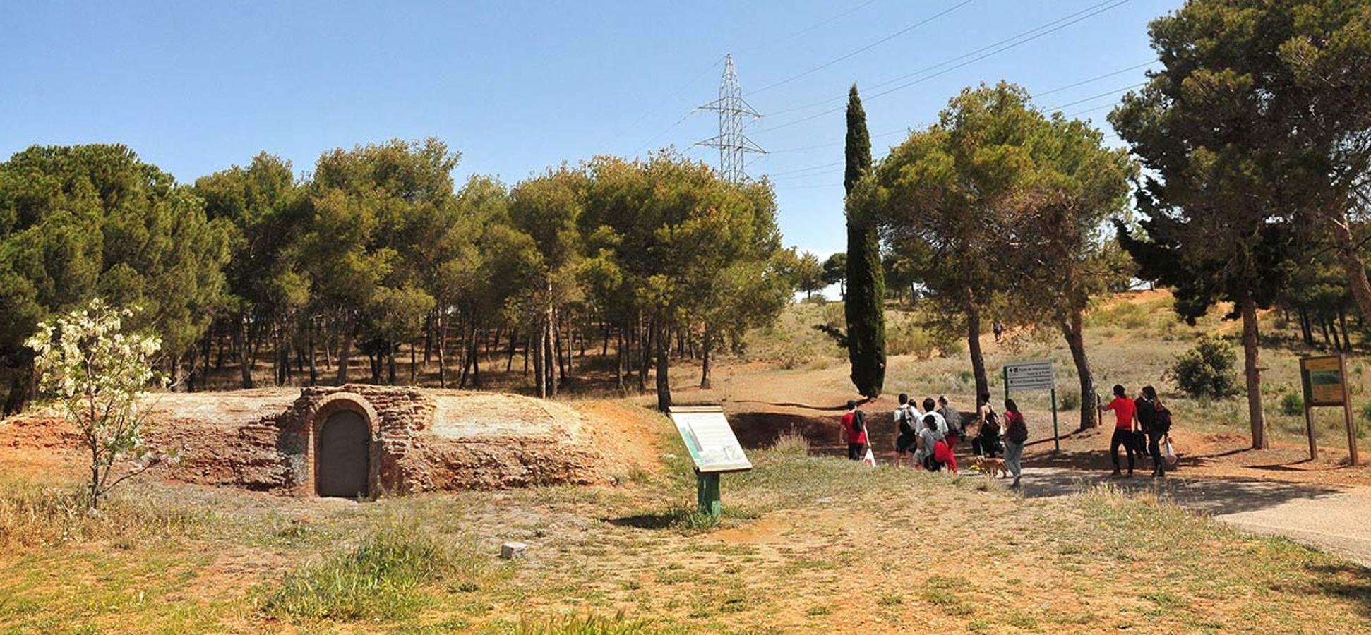 Aljibe de la Lluvia. Una construcción nazarí para recoger agua de la lluvia y canalizarla hacia la alberca rota y, desde allí, llevarla al palacio de la Novia. En la Dehesa del Generalife. Una docena de rutas para conocer espacios naturales donde el paisaje y la historia se dan la mano. Parajes que forman parte de la evolución histórica de la provincia de Granada. 