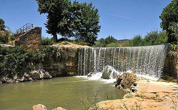 Imagen principal - Media luna en el río Cubillas | Dólmen en el parque megalítico de Gorafe | Acueducto de los franceses 