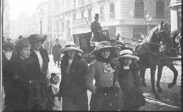 Grupo de mujeres paseando por la calle Reyes Católicos 