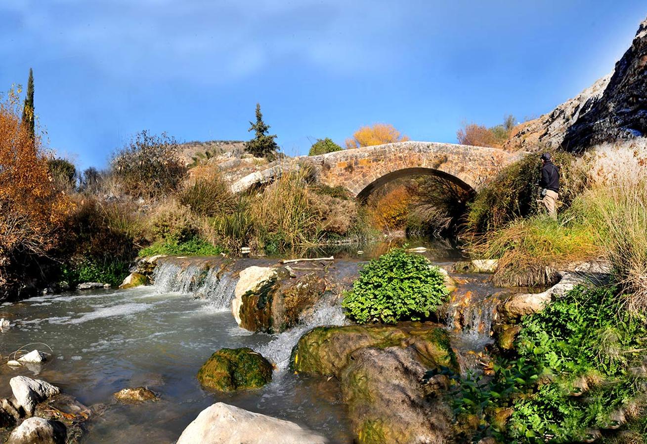 El punete romano de Colomera formaba parte de la vía romana que conectaba el sur con el interior de Hispania y después fue parte del Camino Real a Madrid. Una docena de rutas para conocer espacios naturales donde el paisaje y la historia se dan la mano. Parajes que forman parte de la evolución histórica de la provincia de Granada. 