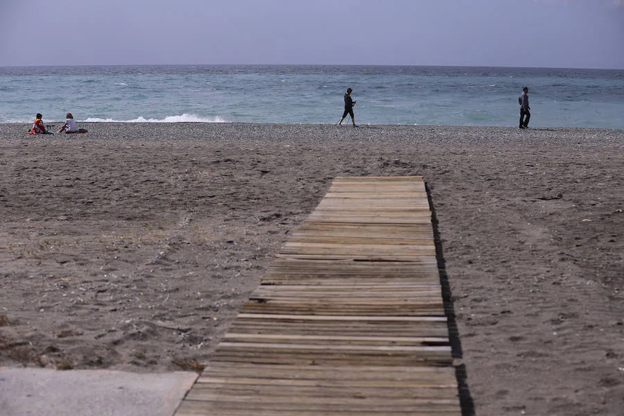 Los municipios de la Costa Tropical van a hacer un esfuerzo en los días que restan por que las playas luzcan lo mejor posible 