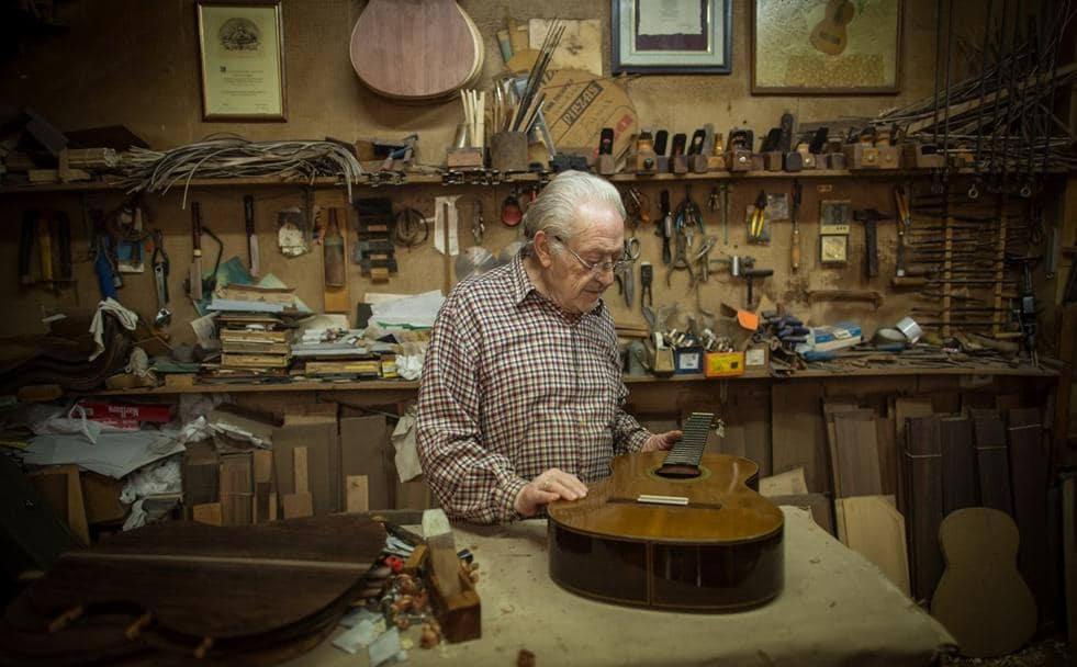 Antonio Marín, uno de los mejores constructores de guitarras clásicas del mundo, en su taller situado en la Cuesta Caidero.