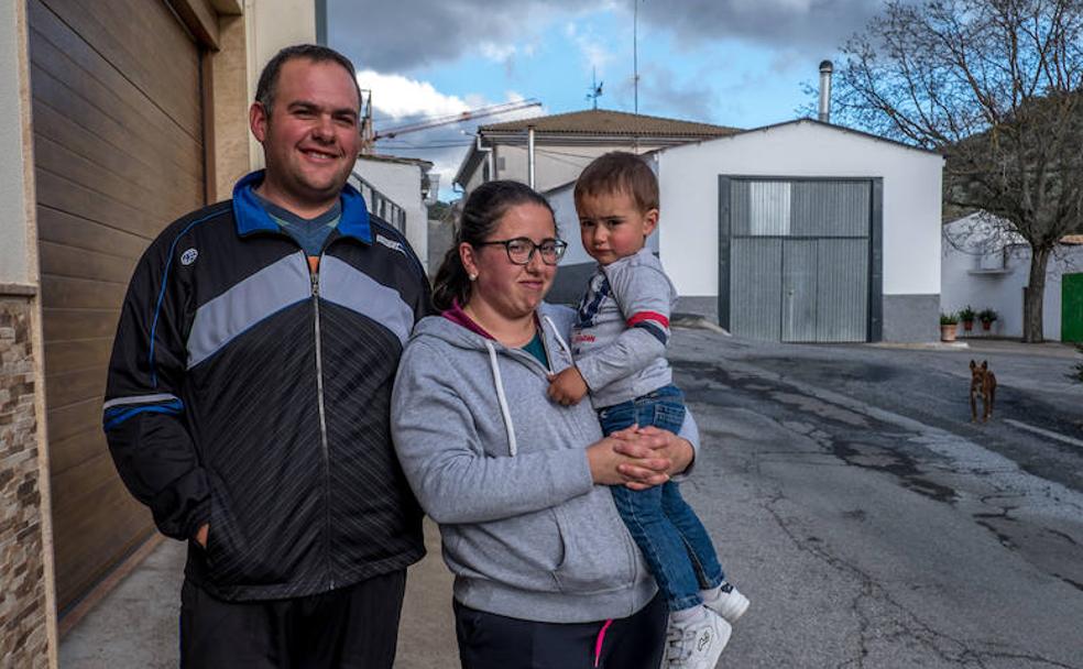 Santi y Noelia han apostado por quedarse en su pueblo y tienen un hijo, Álvaro. Es el benjamín de Trujillos. 
