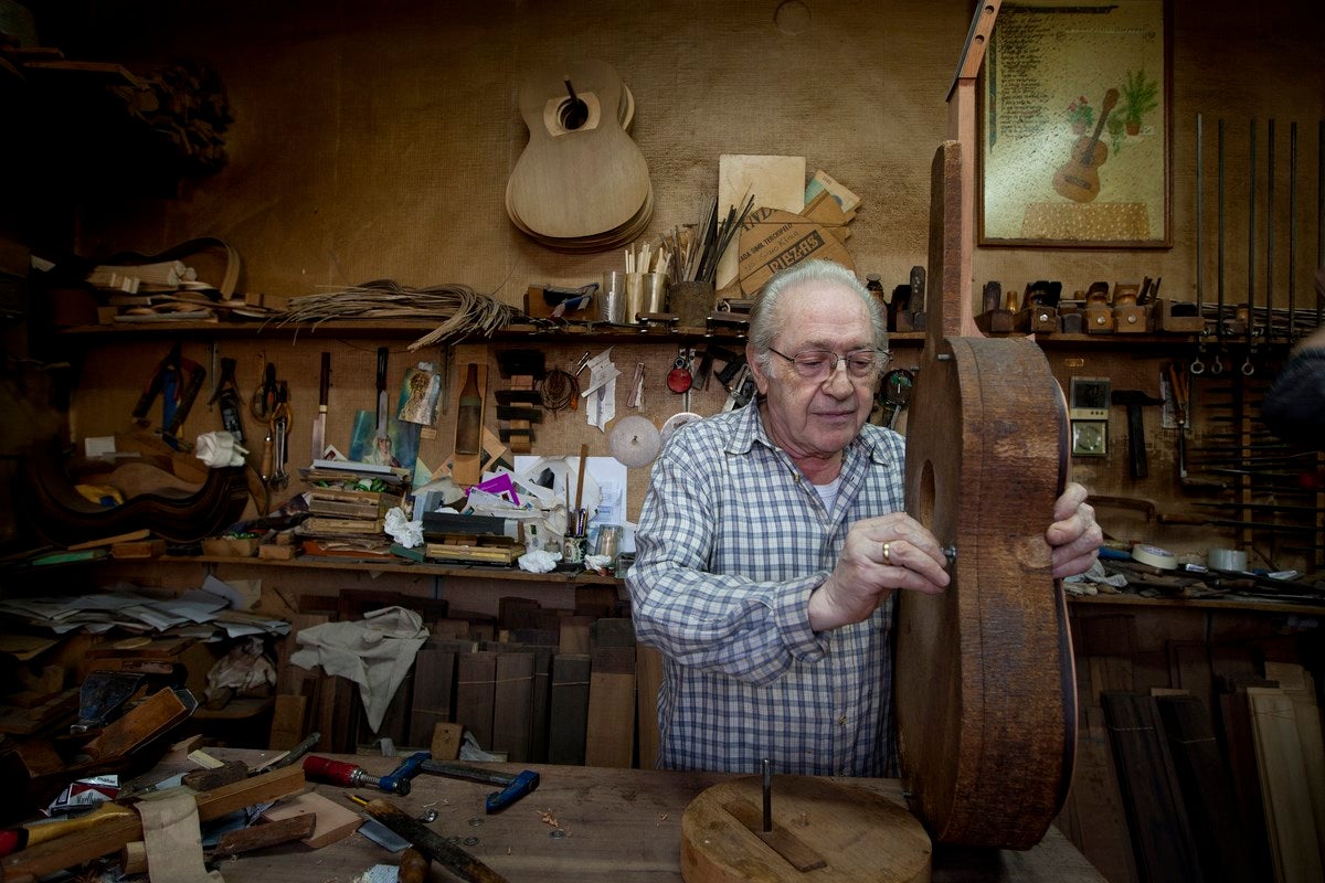 Visitamos el taller de Antonio Marín, leyenda mundialentre los artesanos de la guitarra. E l reportaje completo, aquí 