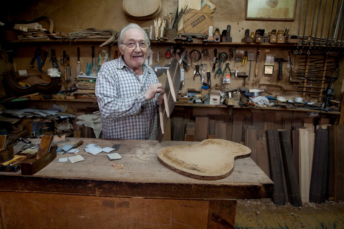 Visitamos el taller de Antonio Marín, leyenda mundialentre los artesanos de la guitarra. E l reportaje completo, aquí 