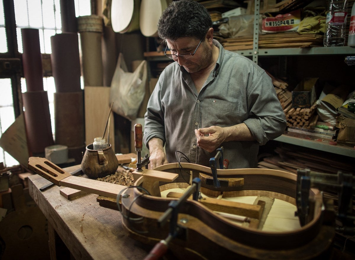 Visitamos el taller de Antonio Marín, leyenda mundialentre los artesanos de la guitarra. E l reportaje completo, aquí 