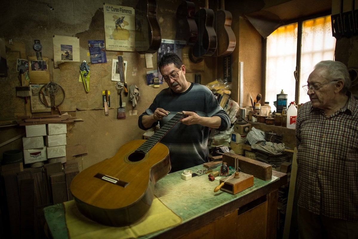Visitamos el taller de Antonio Marín, leyenda mundialentre los artesanos de la guitarra. E l reportaje completo, aquí 