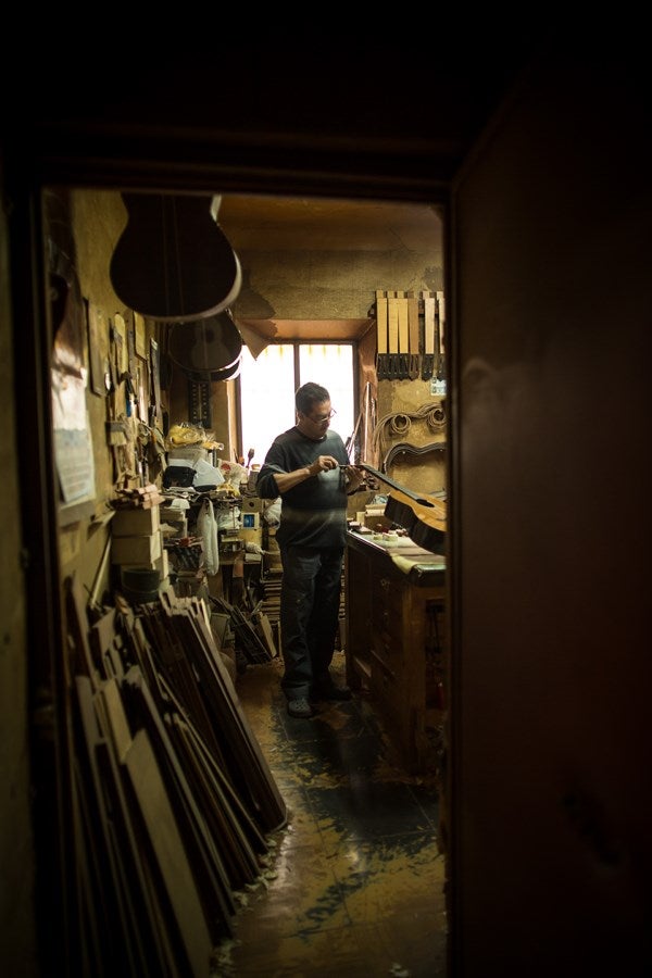 Visitamos el taller de Antonio Marín, leyenda mundialentre los artesanos de la guitarra. E l reportaje completo, aquí 