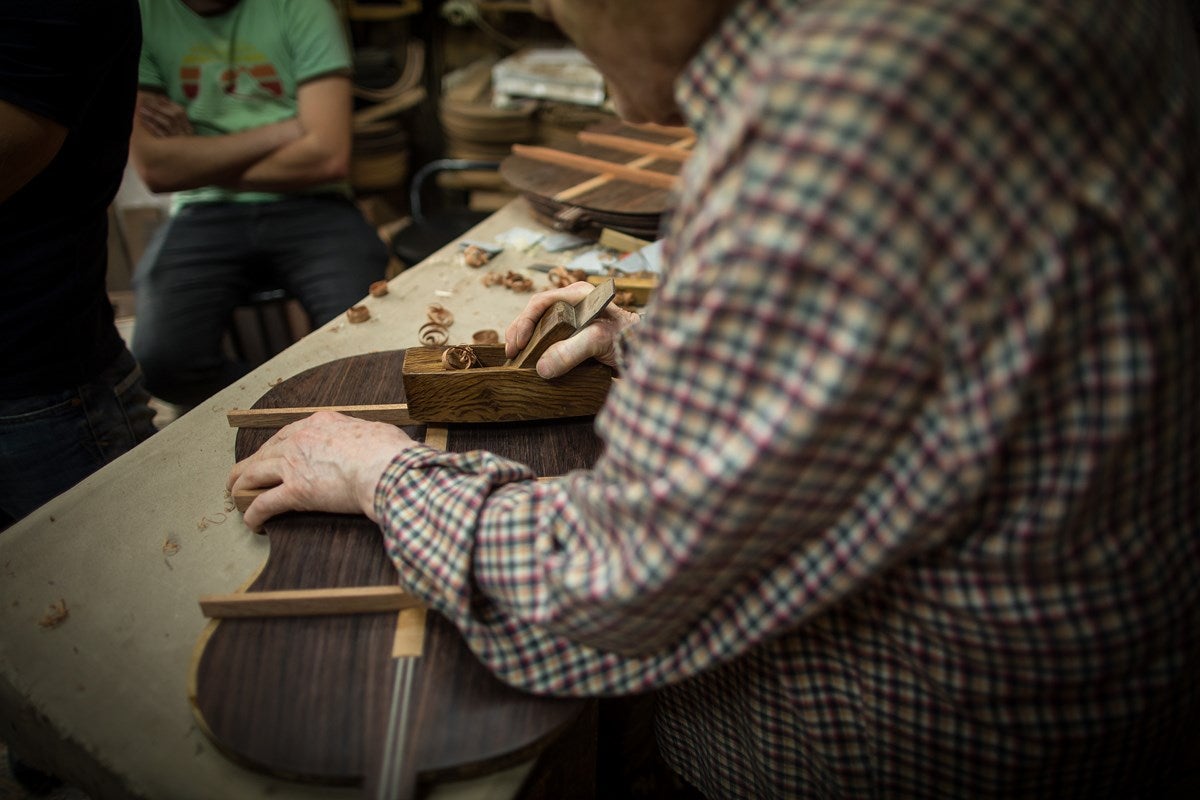 Visitamos el taller de Antonio Marín, leyenda mundialentre los artesanos de la guitarra. E l reportaje completo, aquí 