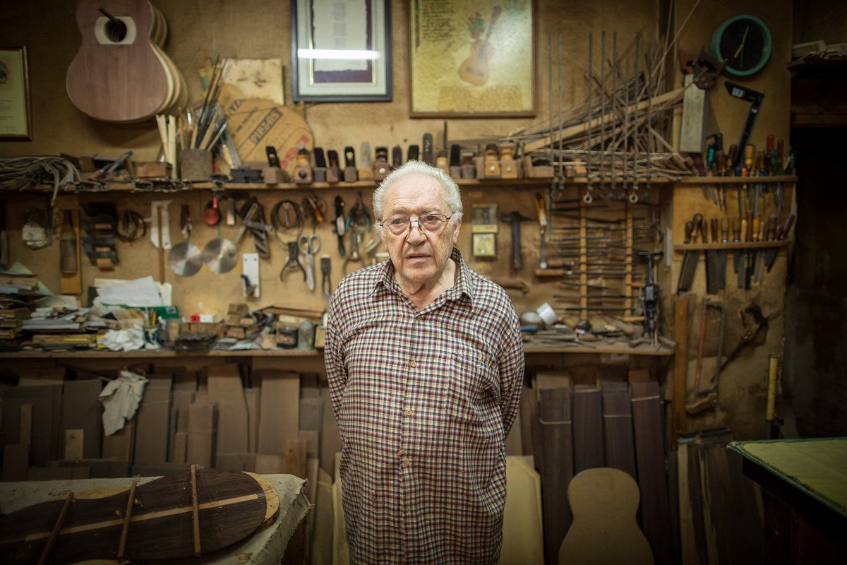 Visitamos el taller de Antonio Marín, leyenda mundialentre los artesanos de la guitarra. E l reportaje completo, aquí 
