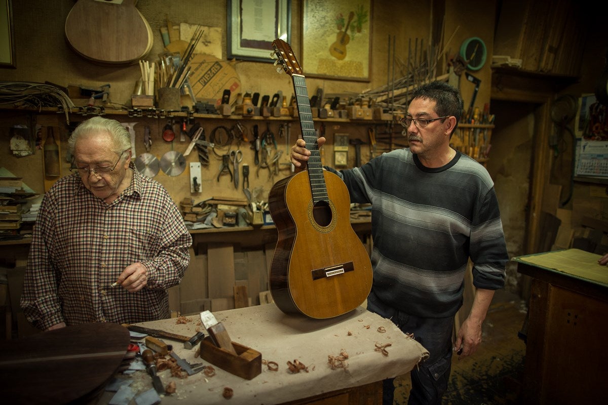 Visitamos el taller de Antonio Marín, leyenda mundialentre los artesanos de la guitarra. E l reportaje completo, aquí 