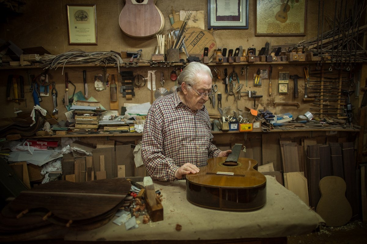 Visitamos el taller de Antonio Marín, leyenda mundialentre los artesanos de la guitarra. E l reportaje completo, aquí 